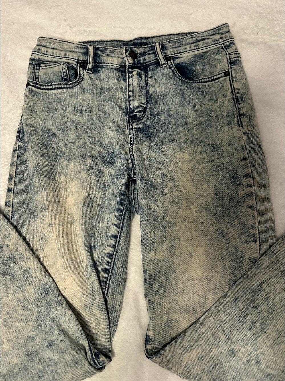 Soho High-Rise Acid Wash Jeans in Light Blue and Cream